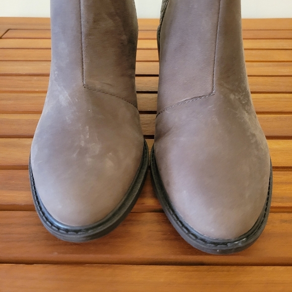 NIB Clarks Dark Taupe Leather Heeled Ankle Boots Size 7 M - Picture 4 of 6